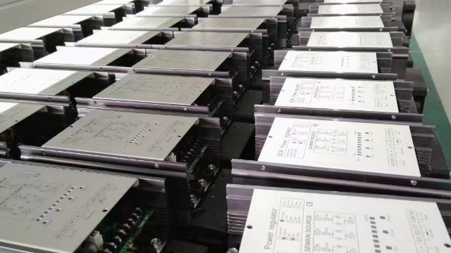 在電力調(diào)整器中，如何平衡開關(guān)損耗和導(dǎo)通損耗，以提高效率？