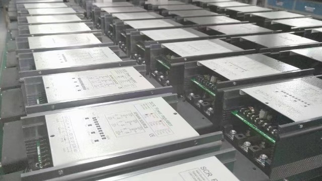 在高功率密度應(yīng)用中，電力調(diào)整器的散熱設(shè)計(jì)有何挑戰(zhàn)，采用了哪些解決方案？