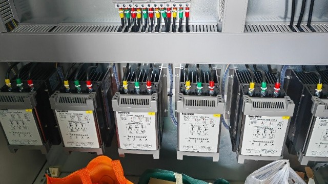 電力調(diào)整器的瞬態(tài)響應(yīng)是如何實(shí)現(xiàn)的，對(duì)系統(tǒng)的影響如何評(píng)估？