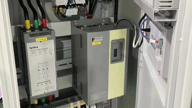 電力調(diào)整器中的失調(diào)電流和失調(diào)電壓是如何減小的？