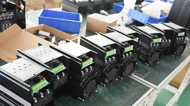 電壓調(diào)節(jié)器